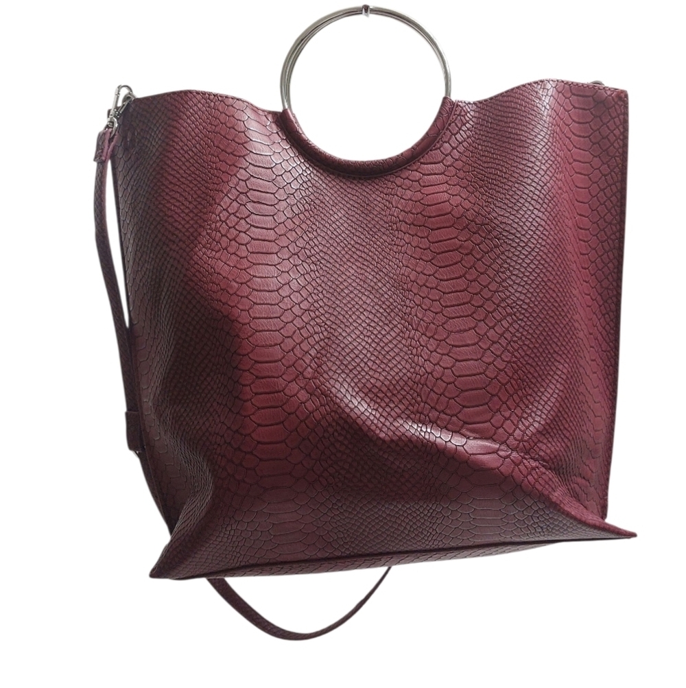 👜 Banana Republic Red and Silver Crossbody Tote with Circular Handle - Picture 3 of 5
